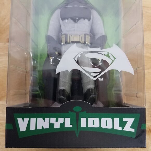 NEW Funko Vinyl Idolz #40 Batman 8" Figure Vinyl Collectible Superheroes - Picture 6 of 13
